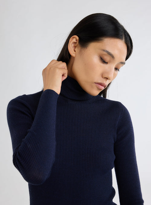 Marineblauer Ripp-Pullover mit Rollkragen und langen Ärmeln aus Merinowolle - MAJESTIC FILATURES