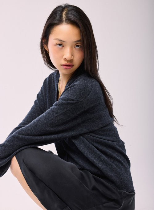 Grey V-Neck Long Sleeve Cardigan in Cashmere - MAJESTIC FILATURES