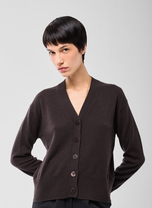 Braune Strickjacke mit V-Ausschnitt und langen Ärmeln aus Kaschmir - MAJESTIC FILATURES