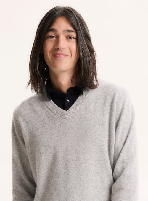 Grauer Pullover mit V-Ausschnitt und langen Ärmeln aus Kaschmir - MAJESTIC FILATURES