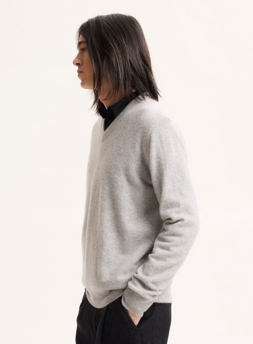 Grauer Pullover mit V-Ausschnitt und langen Ärmeln aus Kaschmir - MAJESTIC FILATURES