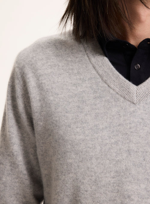 Grauer Pullover mit V-Ausschnitt und langen Ärmeln aus Kaschmir - MAJESTIC FILATURES