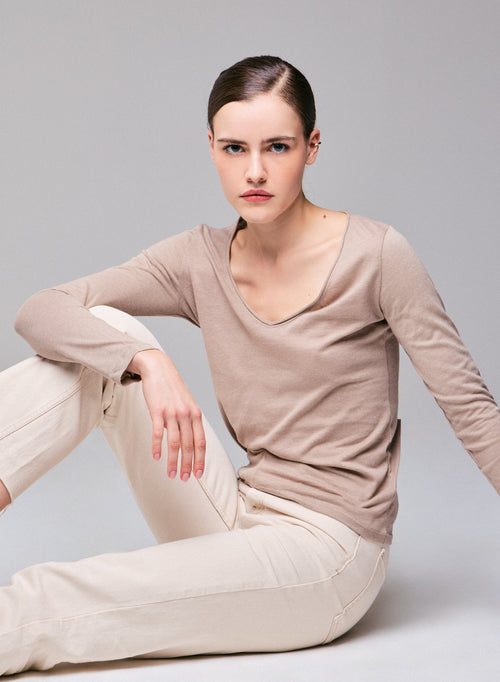 Beigefarbenes Langarm-T-Shirt mit V-Ausschnitt aus Bio-Baumwolle / Kaschmir - MAJESTIC FILATURES