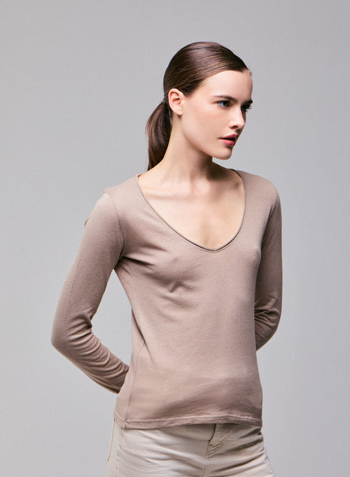 Beigefarbenes Langarm-T-Shirt mit V-Ausschnitt aus Bio-Baumwolle / Kaschmir - MAJESTIC FILATURES