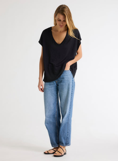 Schwarzes T-Shirt mit V-Ausschnitt und kurzen Ärmeln aus Leinen / Elastan - MAJESTIC FILATURES