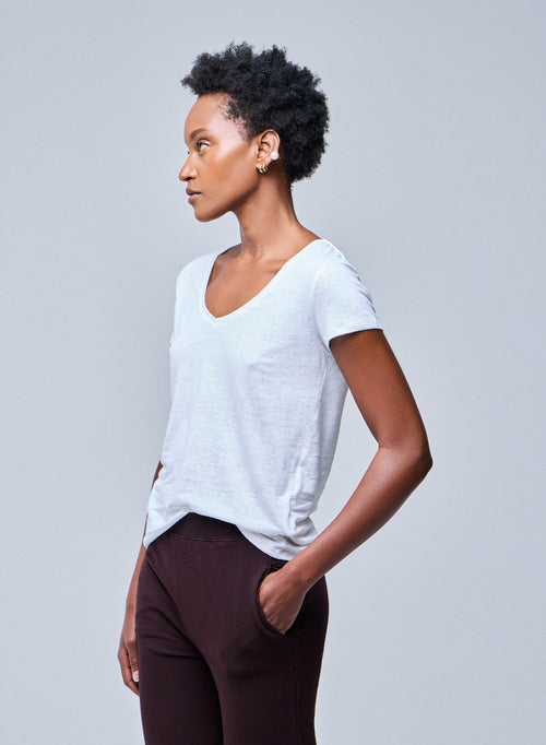 Weißes T-Shirt mit V-Ausschnitt und kurzen Ärmeln aus Leinen und Elasthan - MAJESTIC FILATURES