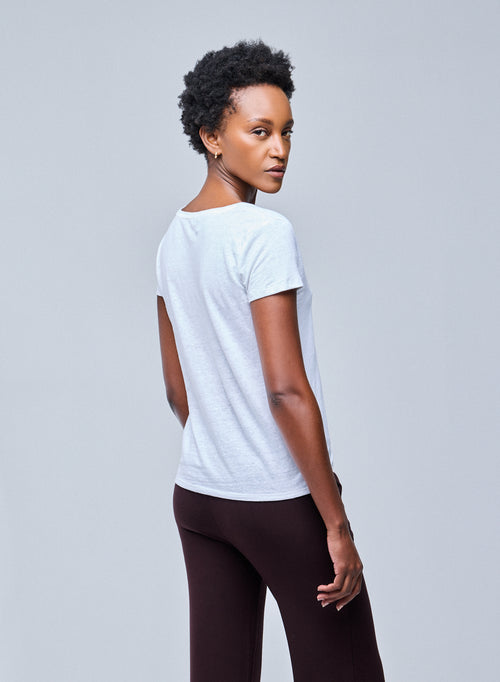 Weißes T-Shirt mit V-Ausschnitt und kurzen Ärmeln aus Leinen und Elasthan - MAJESTIC FILATURES