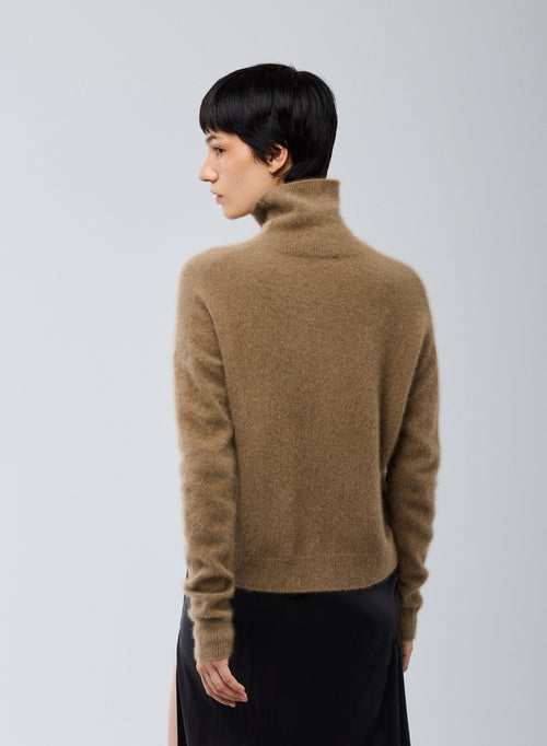 Suéter Beige de Cuello Alto y Mangas Largas de Lana de Raccoon / Poliamida - MAJESTIC FILATURES