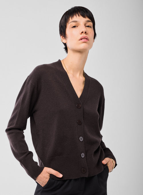 Braune Strickjacke mit V-Ausschnitt und langen Ärmeln aus Kaschmir - MAJESTIC FILATURES