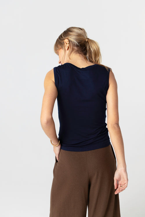 Ärmelloses Tanktop mit V-Ausschnitt aus Viskose/Elasthan in Marineblau - MAJESTIC FILATURES