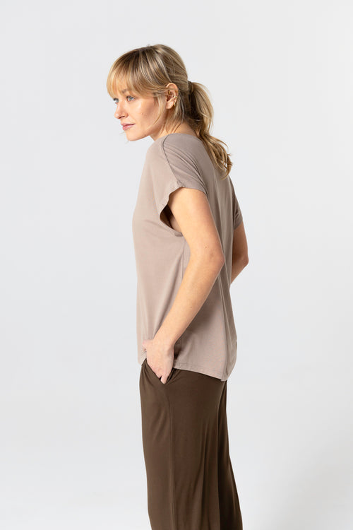 T-Shirt mit V-Ausschnitt und kurzen Ärmeln aus Viskose/Elasthan in Braun - MAJESTIC FILATURES