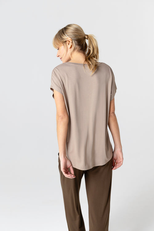 T-Shirt mit V-Ausschnitt und kurzen Ärmeln aus Viskose/Elasthan in Braun - MAJESTIC FILATURES