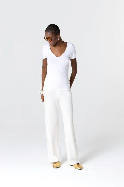 T-Shirt mit V-Ausschnitt und kurzen Ärmeln aus Viskose/Elasthan in Weiß - MAJESTIC FILATURES