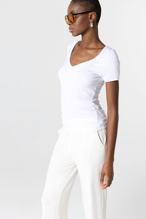 T-Shirt mit V-Ausschnitt und kurzen Ärmeln aus Viskose/Elasthan in Weiß - MAJESTIC FILATURES