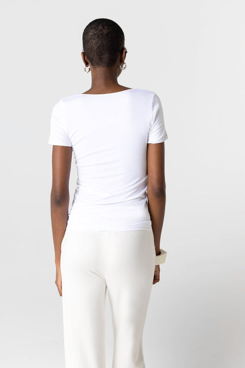 T-Shirt mit V-Ausschnitt und kurzen Ärmeln aus Viskose/Elasthan in Weiß - MAJESTIC FILATURES