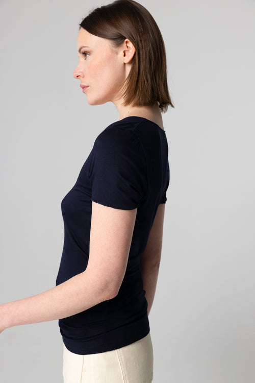 Camiseta azul marino con cuello en V y manga corta, viscosa/elastano - MAJESTIC FILATURES