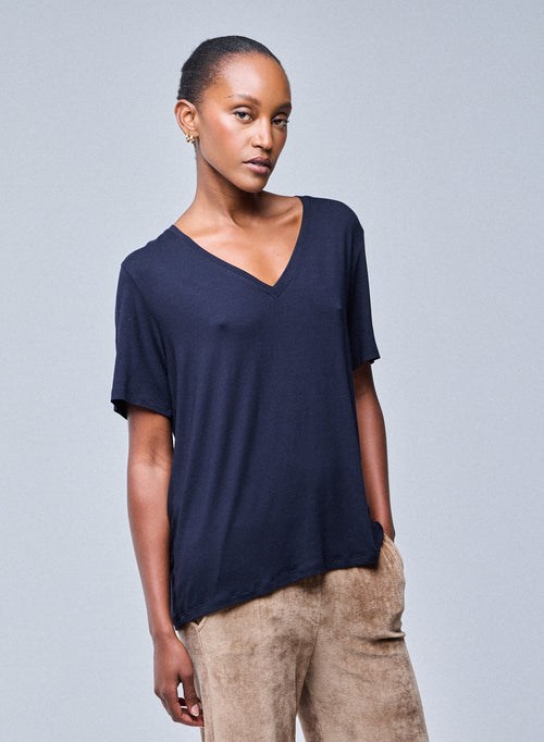 Camiseta de manga corta con cuello en V azul marino en viscosa / elastano - MAJESTIC FILATURES