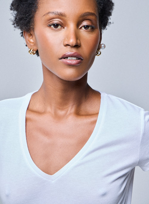 Weißes Julia T-Shirt mit V-Ausschnitt und kurzen Ärmeln aus Deluxe Baumwolle - MAJESTIC FILATURES