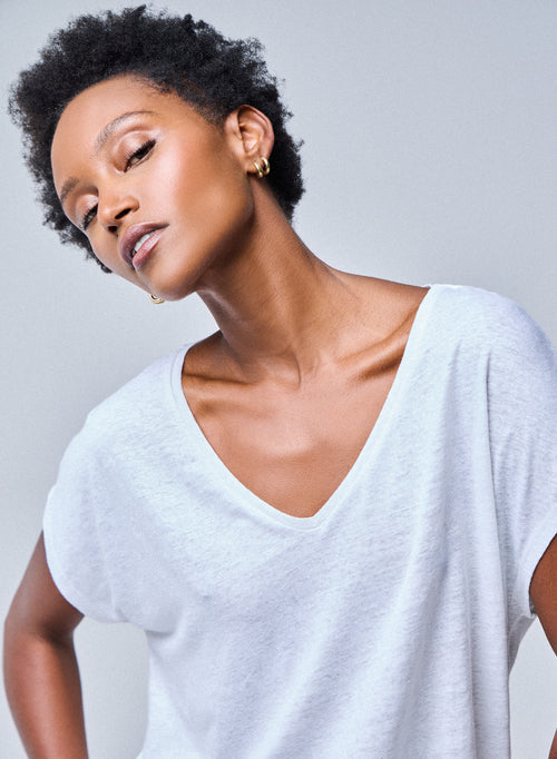 Weißes T-Shirt mit V-Ausschnitt und kurzen Ärmeln aus Leinen / Elastan - MAJESTIC FILATURES