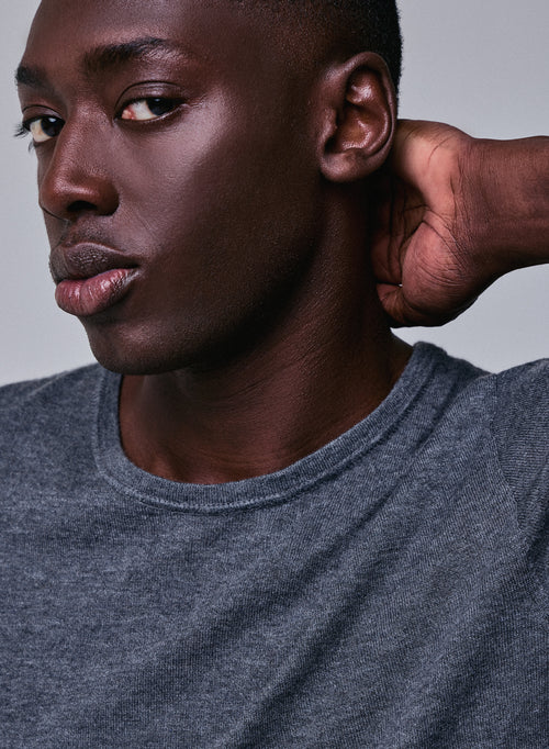 Graues Kaschmir-T-Shirt mit Rundhalsausschnitt und kurzen Ärmeln - MAJESTIC FILATURES