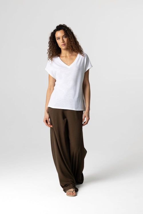 T-Shirt mit V-Ausschnitt und kurzen Ärmeln aus Baumwolle/Leinen in Milchweiß - MAJESTIC FILATURES