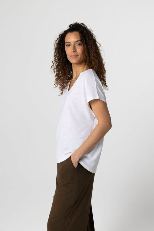 T-Shirt mit V-Ausschnitt und kurzen Ärmeln aus Baumwolle/Leinen in Milchweiß - MAJESTIC FILATURES