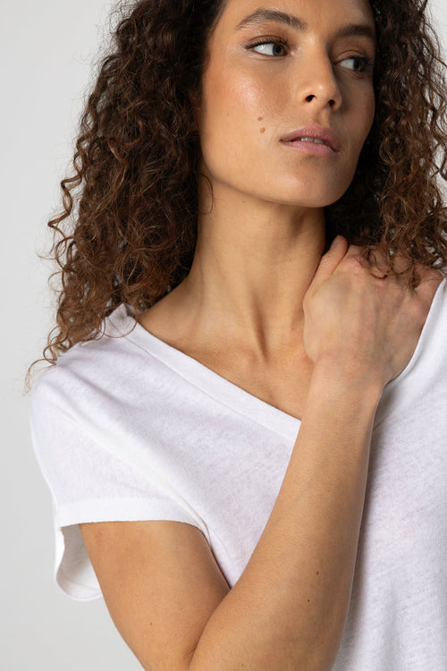 T-Shirt mit V-Ausschnitt und kurzen Ärmeln aus Baumwolle/Leinen in Milchweiß - MAJESTIC FILATURES